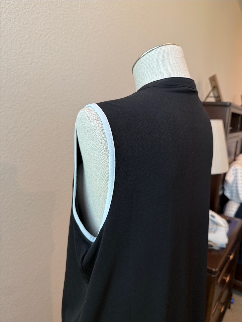 Carmen Marc Valvo Black Sleeveless Blouse with White Ruffle Trim - Picture 7 of 8